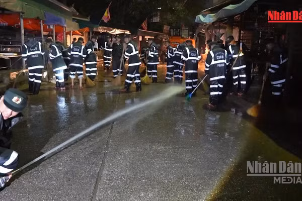 [Video] Xuyên đêm giúp người dân khắc phục hậu quả mưa lũ tại Lạng Sơn