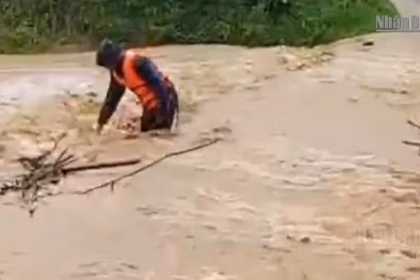[Video] Mưa lũ gây chia cắt nhiều bản làng ở vùng biên giới tỉnh Quảng Trị 