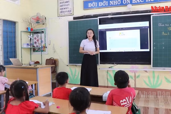 [Video] Điều chuyển hơn 32.620 hiệu trưởng, hiệu phó sau sáp nhập trường