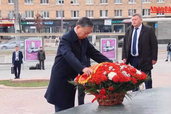 [Video] Tổng Bí thư, Chủ tịch nước Tô Lâm đặt hoa tại Tượng đài Chủ tịch Hồ Chí Minh và Đài tưởng niệm Liệt sĩ Vô danh 