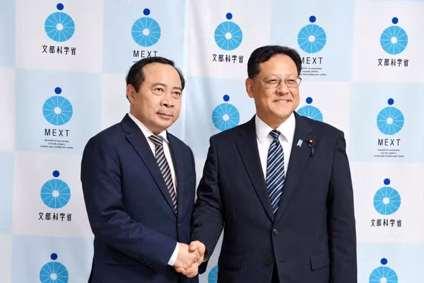 Bộ trưởng Vũ Hải Quân làm việc với ông Seki Yoshihiro - Bộ trưởng Giáo dục, Văn hóa, Thể thao, Khoa học và Công nghệ Nhật Bản (MEXT). (Ảnh: MST)