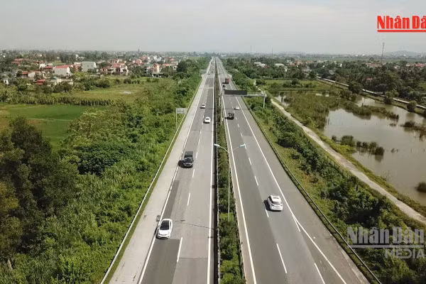 [Video] Xử phạt lỗi không giữ khoảng cách trên cao tốc cần có lộ trình