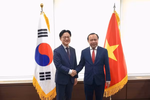 Bộ trưởng Khoa học và Công nghệ Vũ Hải Quân làm việc với Bộ trưởng Thương mại, Công nghiệp và Tài nguyên Hàn Quốc Kim Jung Kwan. (Ảnh: MST)