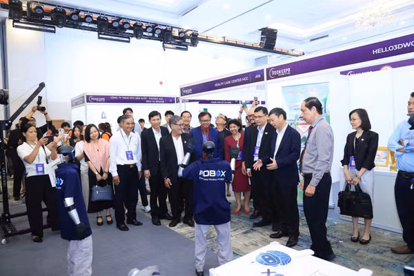 Các đại biểu tham quan, trải nghiệm các sản phẩm, giải pháp công nghệ của iTECH EXPO 2026. (Ảnh: MST)