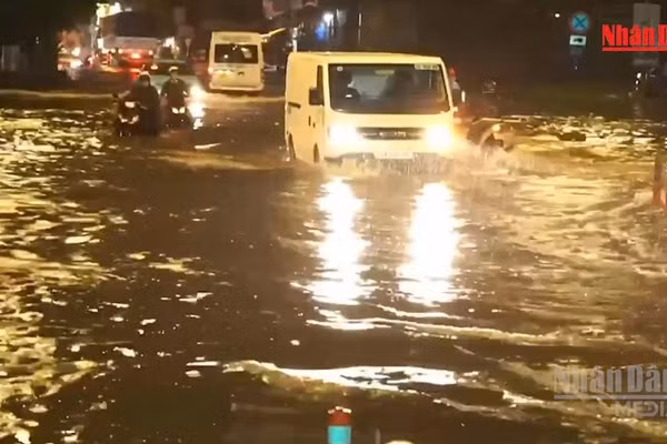 [Video] TP Hồ Chí Minh đón đỉnh triều cường vượt báo động 3 từ hôm nay, cảnh báo ngập sâu