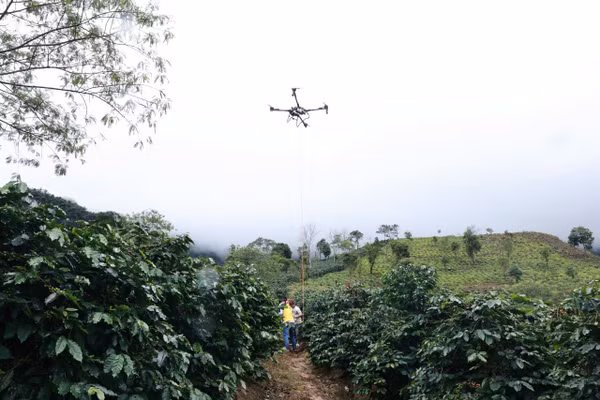 Thử nghiệm phương tiện bay không người lái (UAV) phát triển kinh tế không gian tầm thấp tại Điện Biên. (Ảnh: MST)