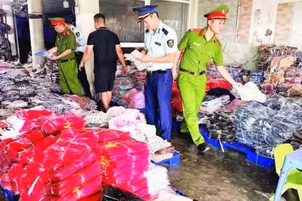Lực lượng chức năng triển khai đợt cao điểm đấu tranh, xử lý các hành vi xâm phạm quyền sở hữu trí tuệ trong tháng 5/2026. (Ảnh: ĐÌNH PHƯỢNG)