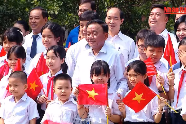 [Video] Thường trực Ban Bí thư Trần Cẩm Tú thăm và trao quà Trung thu tặng Làng trẻ em SOS Hà Nội
