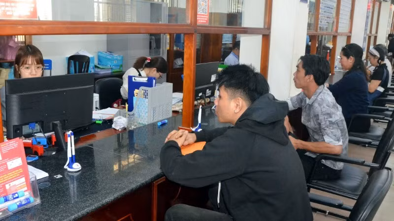 Người dân đến làm thủ tục hành chính tại Trung tâm phục vụ hành chính công phường Vũng Tàu.