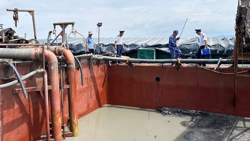 Cát chở trên sà lan không có giấy tờ chứng minh nguồn gốc. (Ảnh: Cảnh sát biển cung cấp)