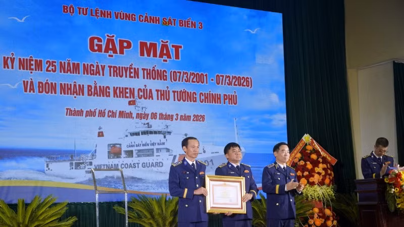 Thủ trưởng Bộ Tư lệnh Vùng Cảnh sát biển 3 đón nhận Bằng khen của Thủ tướng Chính phủ. 