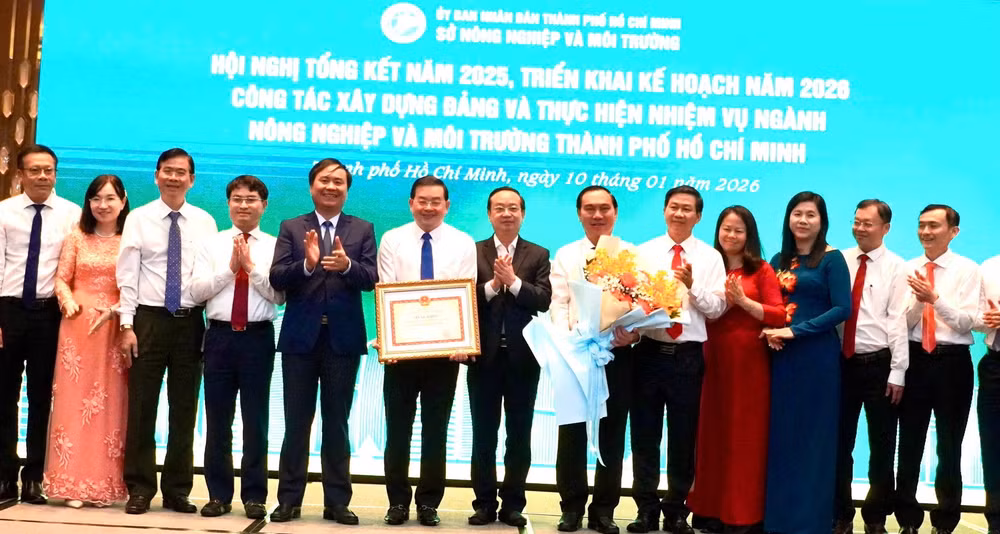 Tặng bằng khen cho các cá nhân có thành tích xuất sắc trong công tác của ngành nông nghiệp và môi trường Thành phố Hồ Chí Minh. 