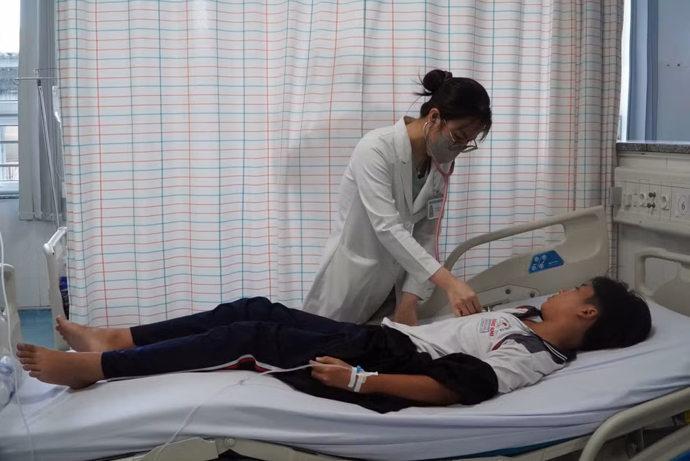 Nhân viên Bệnh viện đa khoa Vũng Tàu theo dõi một bệnh nhân ngộ độc nghi do ăn bánh mì ở đường Đồ Chiểu, phường Vũng Tàu. 