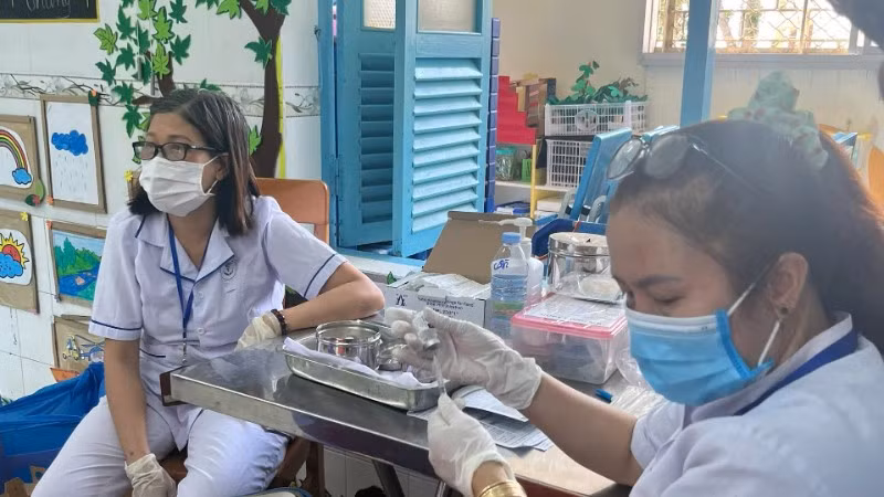 Nhân viên Trạm Y tế phường Phước Thắng đang lấy vaccine.