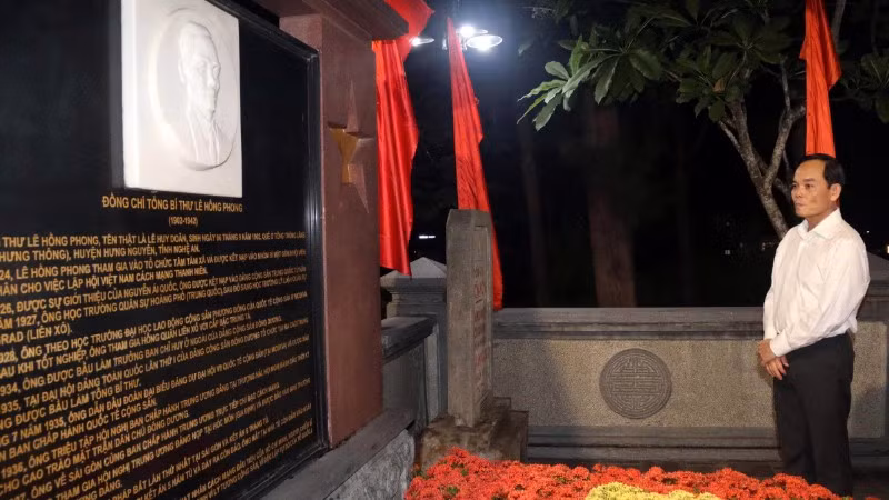 Bí thư Thành ủy Thành phố Hồ Chí Minh Trần Lưu Quang trước mộ cố Tổng Bí thư Lê Hồng Phong. 