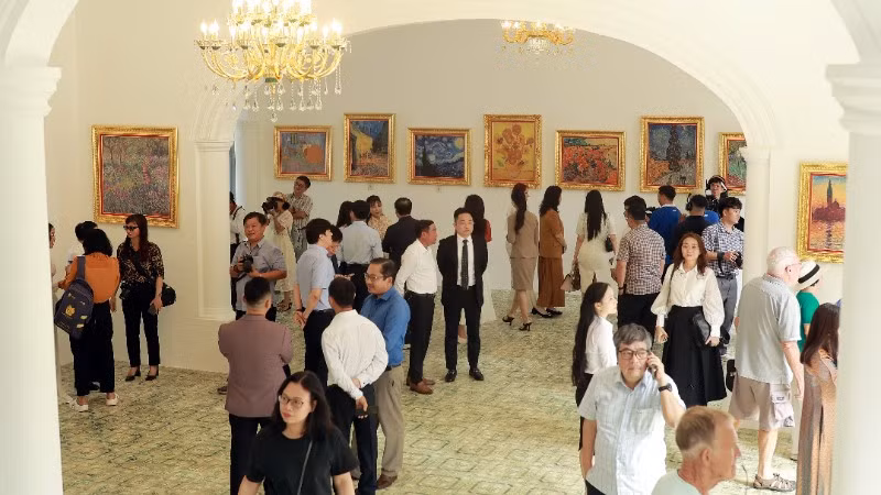 Người dân Vũng Tàu xem triển lãm.