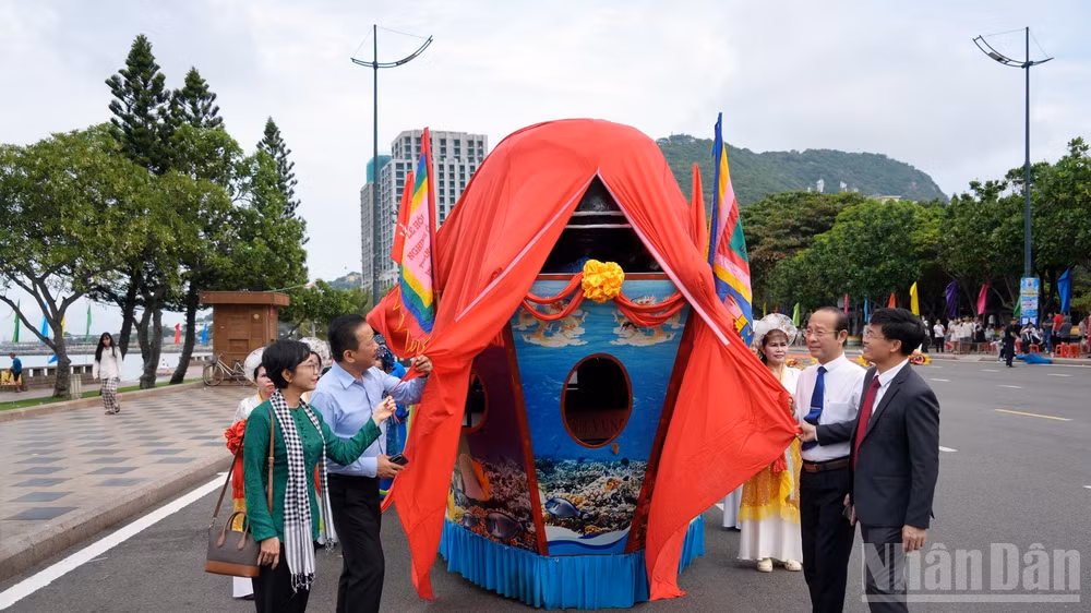 Lãnh đạo phường Vũng Tàu thực hiện nghi thức rước linh vị Cá Ông từ Bãi Trước về Đình thần Thắng Tam. (Ảnh: Lê Đình Thìn)