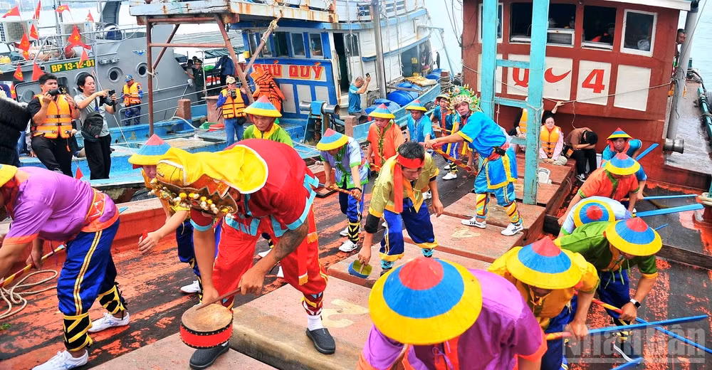 ndo_br_10cheo-thuyen-trong-le.jpg