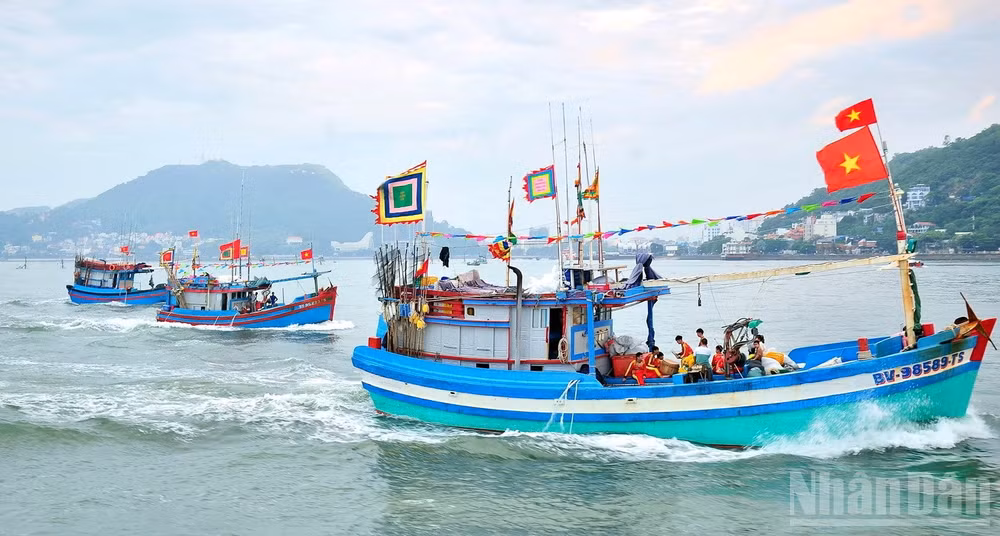 Đoàn ghe rước linh vị Cá Ông Nam Hải đi từ Bãi Trước ra Bãi Sau. (Ảnh: LÊ ĐÌNH THÌN)