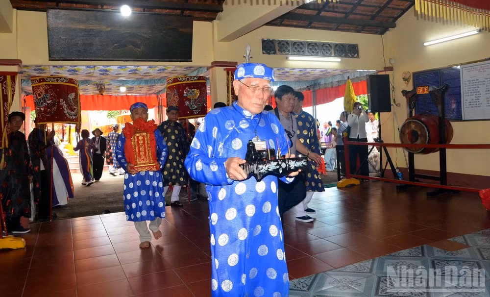 ndo_br_16ruoc-long-vi-vao-dinh-than.jpg