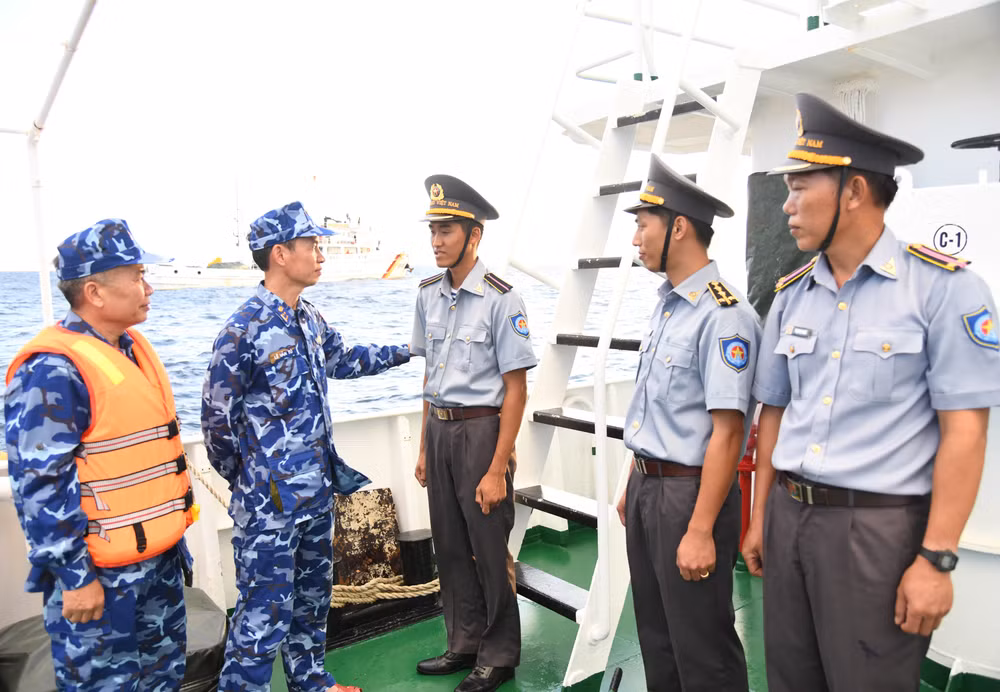 Đại tá Lê Văn Tú thăm hỏi, động viên cán bộ, kiểm ngư viên Tàu KN 411.