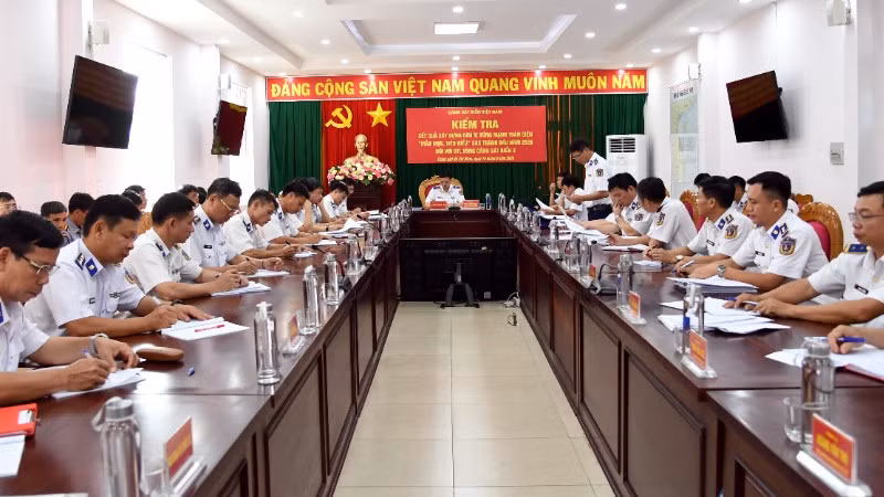 Quang cảnh buổi đối thoại dân chủ giữa Thủ trưởng Bộ Tư lệnh Cảnh sát biển Việt Nam và cán bộ, chiến sĩ Bộ Tư lệnh Vùng Cảnh sát biển 3. 