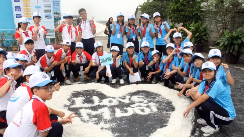 Học sinh đắp hình và viết chữ bằng muối. 