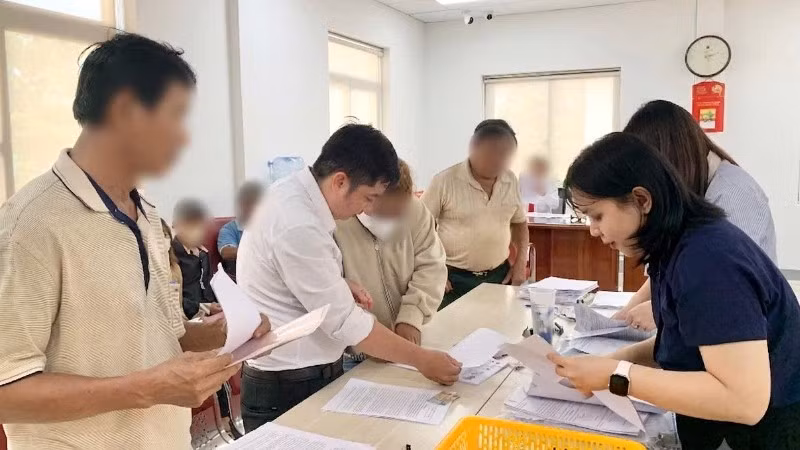 Người dân xã Châu Đức, Thành phố Hồ Chí Minh thực hiện thủ tục nhận tiền bồi thường, hỗ trợ. (Ảnh: LÊ ĐÌNH THÌN)