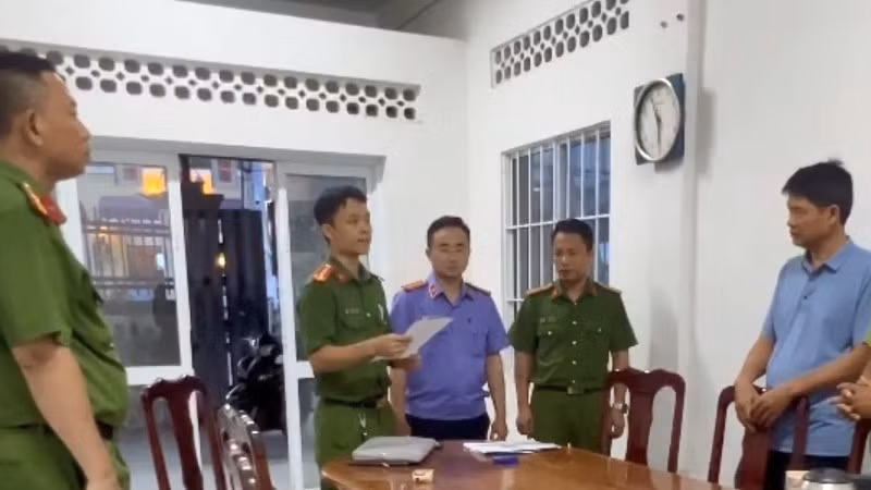 Nguyễn Văn Lời (bìa phải) nghe đọc các lệnh liên quan đến mình. 