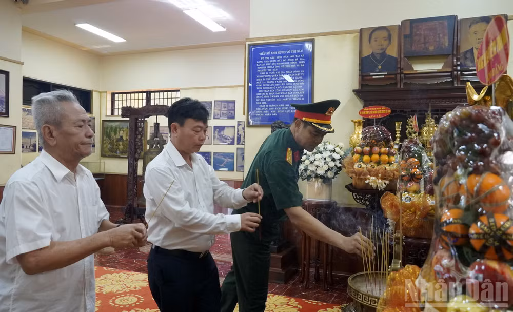 ndo_br_quan-dan-den-thap-huong.jpg