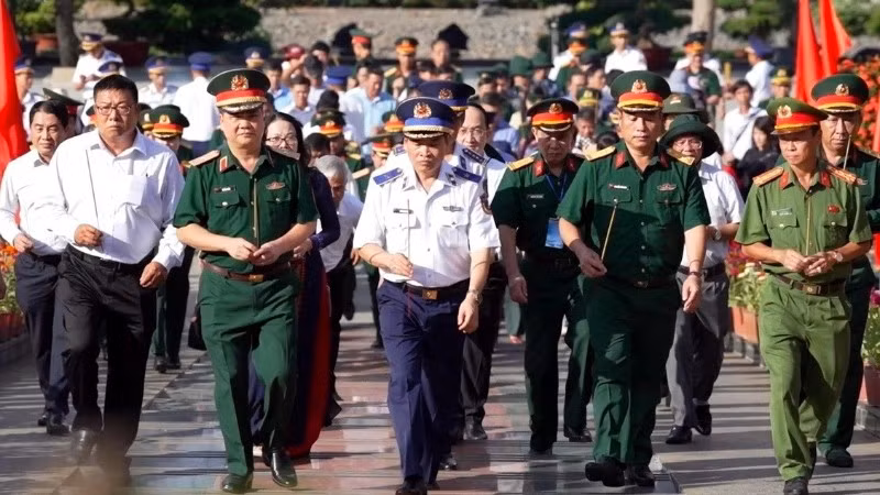 Đoàn công tác Cảnh sát biển Việt Nam dâng hương tại Nghĩa trang Hàng Dương. (Ảnh: Vùng Cảnh sát biển 3 cung cấp)