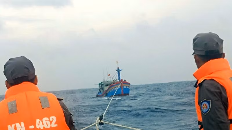 Tàu KN 462 đang lai kéo tàu cá bị hỏng máy chính về đảo Đá Tây để sửa chữa.