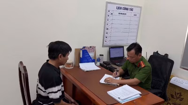 Ông Nguyễn Duy Tấn làm việc với cơ quan Công an sau khi đánh người giao hàng và bị người dân quay clip, đưa trên mạng xã hội. 