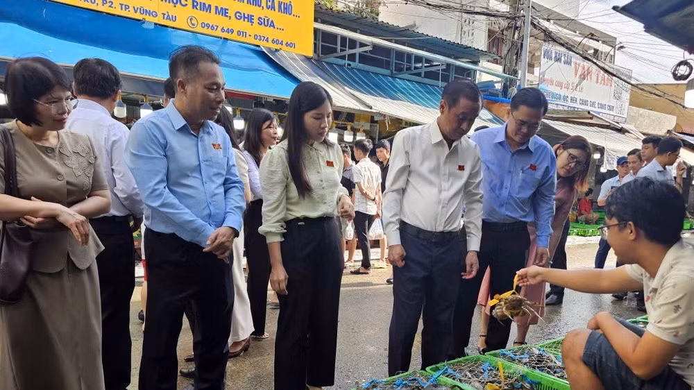 Đoàn giám sát Hội đồng nhân dân Thành phố kiểm tra, giám sát tại chợ hải sản Xóm Lưới. (Ảnh: Lê Đình Thìn) 