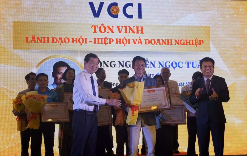 Tặng Bằng khen của VCCI cho doanh nghiệp ở Đồng Nai và các tỉnh, thành phố trong khu vực đã có thành tích xuất sắc trong sản xuất, kinh doanh, chấp hành pháp luật, có những hoạt động vì cộng đồng.