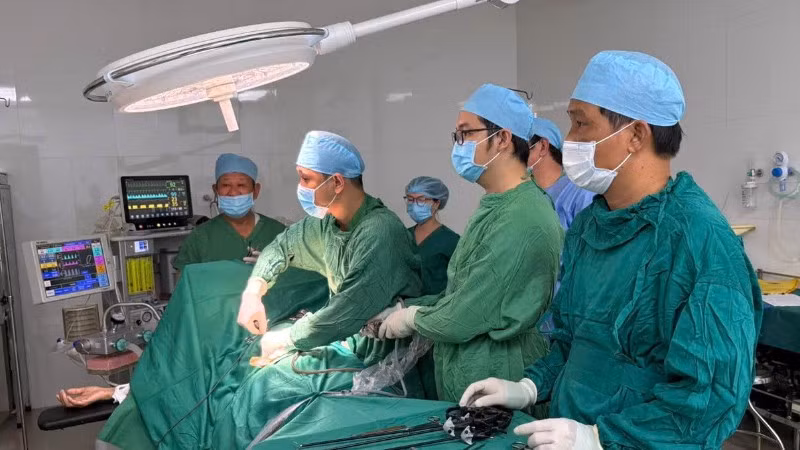 Ê-kíp bác sĩ thực hiện phẫu thuật nội soi cho nữ bệnh nhân 32 tuổi, tại Trung tâm Y tế khu vực Hồ Tràm, Thành phố Hồ Chí Minh (Ảnh: Trung tâm Y tế khu vực Hồ Tràm cung cấp)