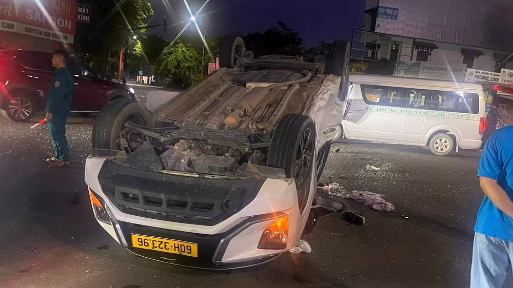 Hiện trường vụ tai nạn khiến xe lật giữa ngã tư. (Ảnh: CTV)