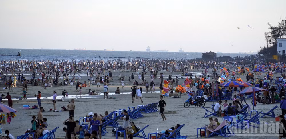 ndo_br_bien-dong-khach.jpg