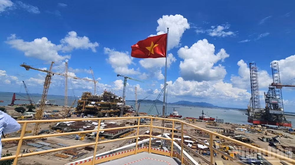 Một góc kho bãi, nhà xưởng, bến cảng của PTSC-nơi chế tạo, đóng các chân đế điện gió ngoài khơi và trạm biến áp. (Ảnh: LÊ ĐÌNH THÌN) 