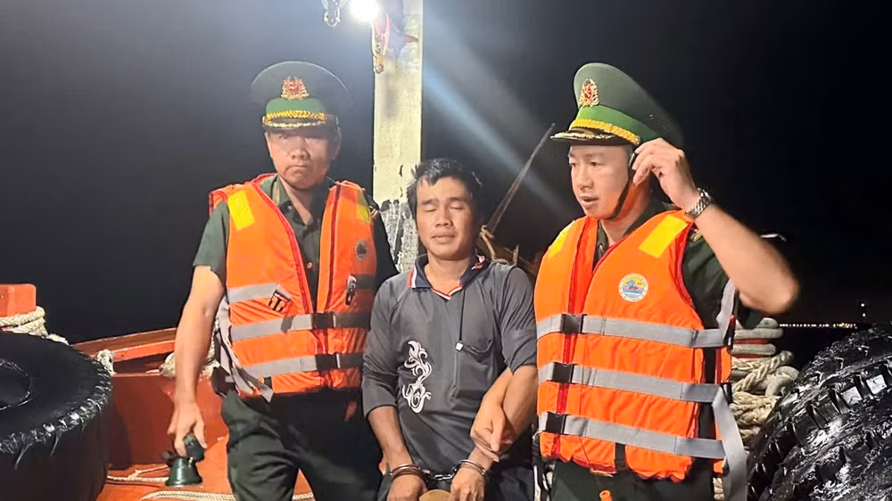 Đối tượng Võ Văn Vũ lúc bị bắt ở tàu cá. (Ảnh: LÊ ĐÌNH THÌN) 