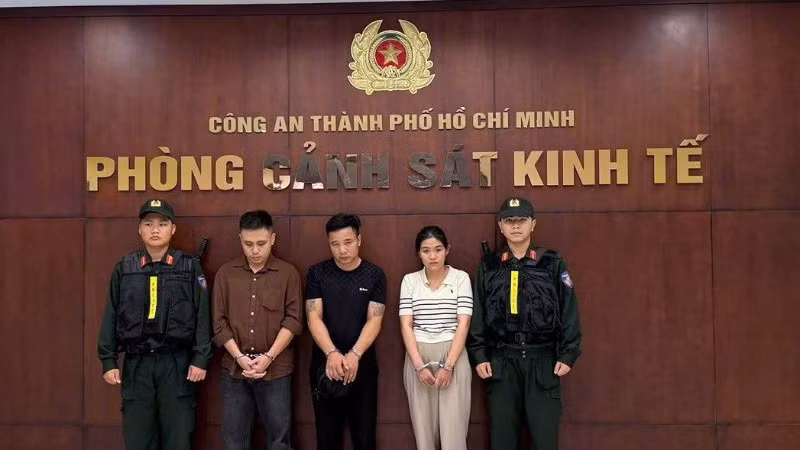 Ba bị can Đặng Tuấn Vũ (áo nâu), Mai Quý Dương (áo đen) và Lê Ngọc Anh.
