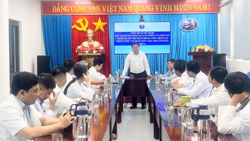 Lãnh đạo Sở Y tế Thành phố Hồ Chí Minh trong một lần làm việc, giao nhiệm vụ với các bác sĩ từ trung tâm ra luân phiên làm việc tại Côn Đảo. 