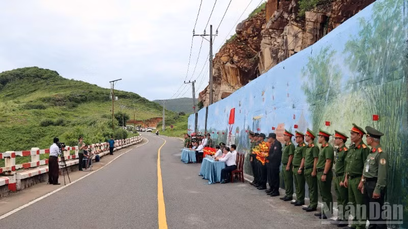 Một góc bức bích họa tại Côn Đảo trong ngày khánh thành. (Ảnh: Lê Đình Thìn)