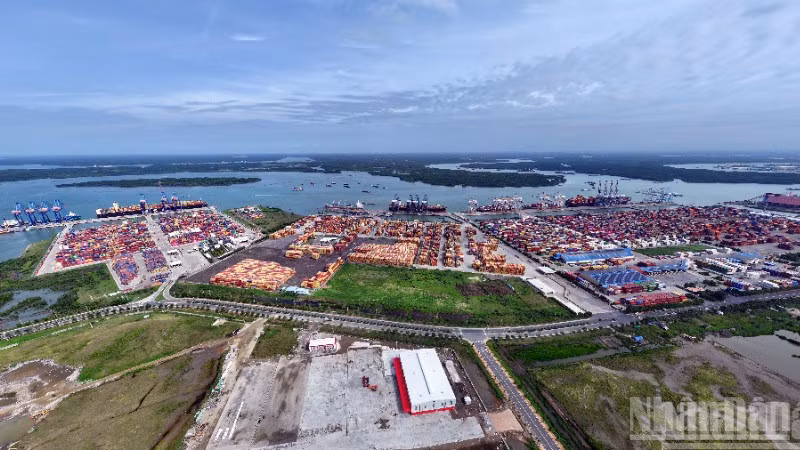 Cái Mép Hạ nhìn từ Cái Mép-Thị Vải.