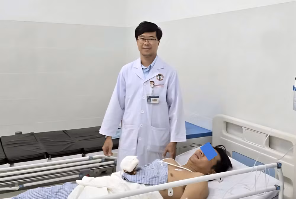 bac-si-minh-va-bn-bi-ca-chinh-can.jpg