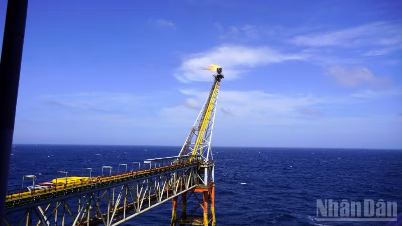 Đuốc dầu khí rực cháy trên giàn khai thác của Vietsovpetro.