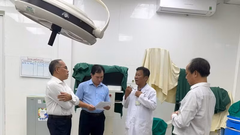 Các bác sĩ khảo sát cơ sở, vật chất khám chữa bệnh tại Trung tâm y tế khu vực Hồ Tràm. 