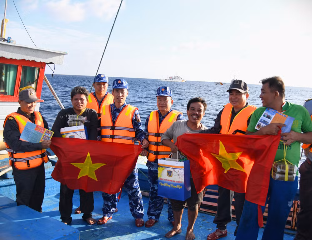 doan-cong-tac-tang-co-to-quoc-phat-to-roi-tang-qua-cho-ngu-dan.jpg