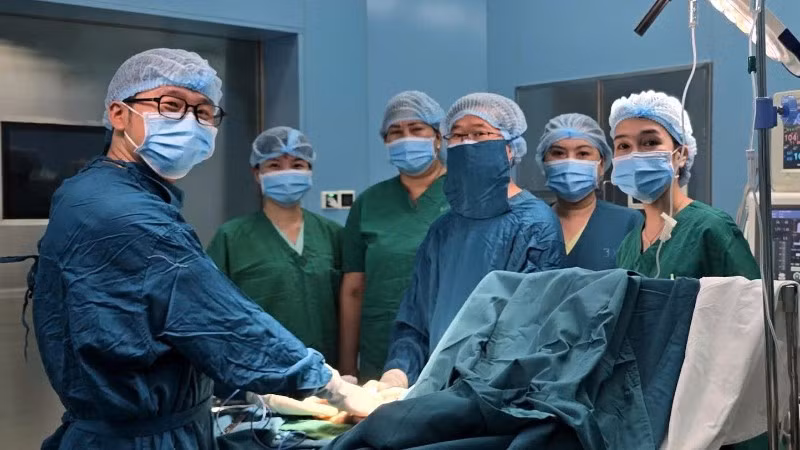 Ê-kíp bác sĩ phẫu thuật chuyên sâu cứu bàn tay người đàn ông bị cá chình cắn. 
