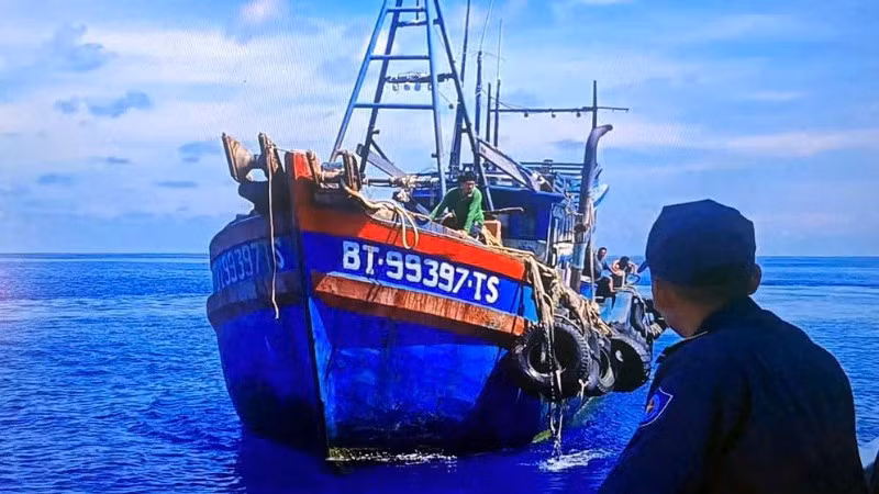 Tàu KN 407 đang tiếp cận tàu cá có ngư dân bị tai nạn lao động.